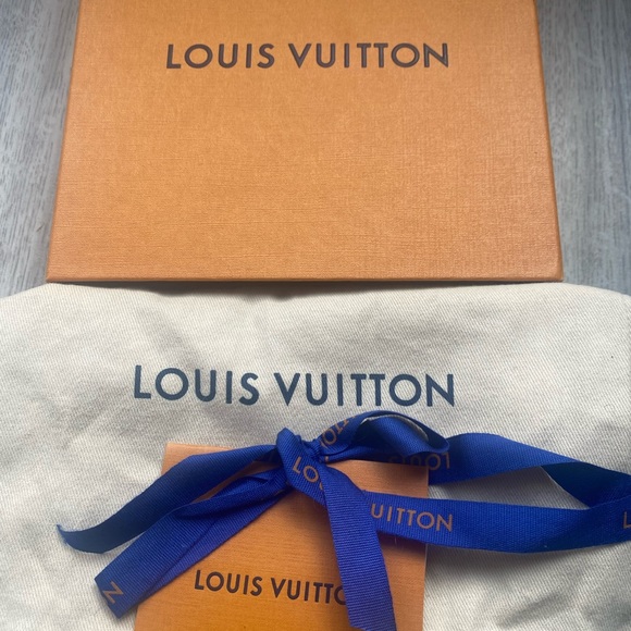 Louis Vuitton reversible belt with signature gold tone LV buckle. Never worn. - Picture 7 of 8